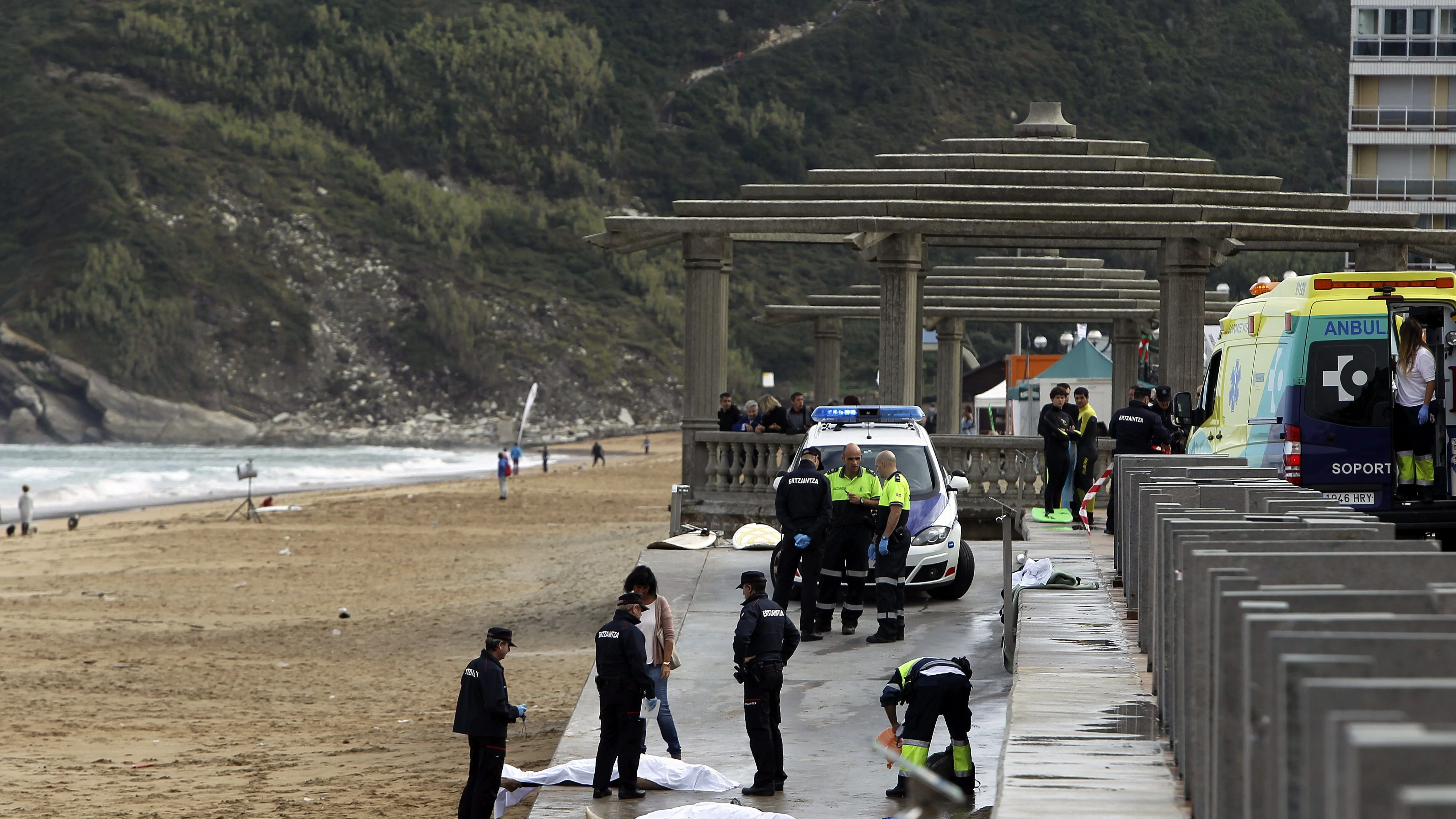 Fallecen dos personas cuando hacían surf en la playa de Zarautz (Guipúzcoa) Fallecen dos personas cuando hacían surf en la playa de Zarautz (Guipúzcoa)
