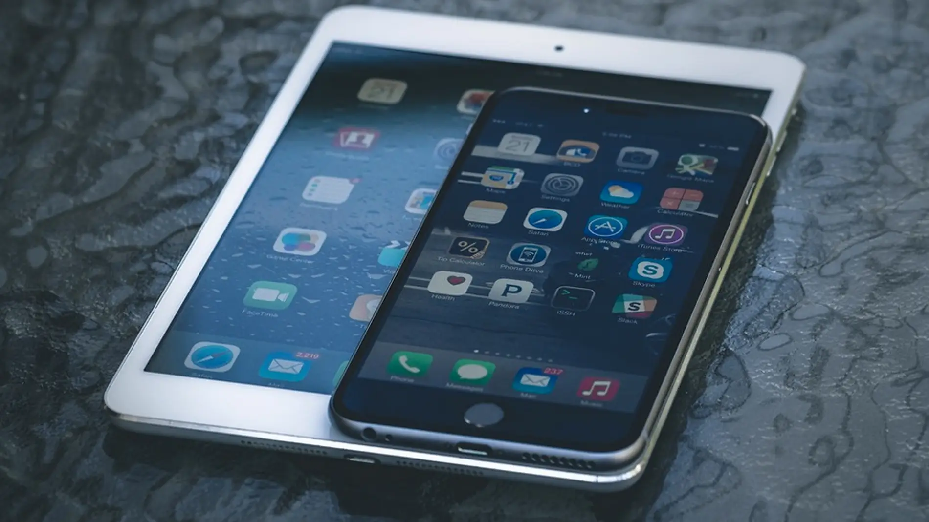 Un iPad Mini junto a un iPhone 6 Plus