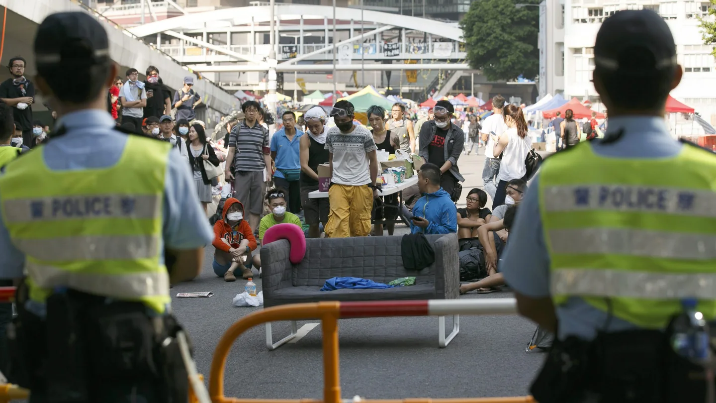 La Policía de Hong Kong comienza a retirar barricadas levantadas por los manifestantes prodemocracia La Policía de Hong Kong comienza a retirar barricadas levantadas por los manifestantes prodemocracia