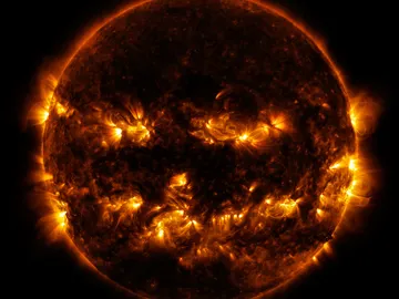 El sol con forma de calabaza de Halloween El sol con forma de calabaza de Halloween
