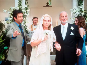 2. El hijo de la novia: si con la anterior Campanella conquistó el mundo, con esta conquistó nuestros corazones. Rozando continuamente la línea que separa la lágrima de la sonrisa, esta historia de familia, memoria, amor y tradición es de obligado visionado por lo menos una vez al año. Darín es el padre de "una novia" que ha perdido la memoria, y que aún así intentará cumplir el sueño de su marido: Casarse por la iglesia. También estuvo nominada al Oscar, pero esta vez no pudo ser. 2. El hijo de la novia: si con la anterior Campanella conquistó el mundo, con esta conquistó nuestros corazones. Rozando continuamente la línea que separa la lágrima de la sonrisa, esta historia de familia, memoria, amor y tradición es de obligado visionado por lo menos una vez al año. Darín es el padre de "una novia" que ha perdido la memoria, y que aún así intentará cumplir el sueño de su marido: Casarse por la iglesia. También estuvo nominada al Oscar, pero esta vez no pudo ser.