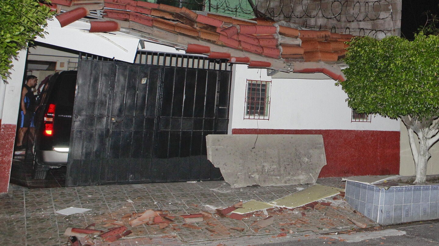 Aspecto de los da&ntilde;os ocasionados en un vivienda por un sismo de 7,3 grados en EL Salvador