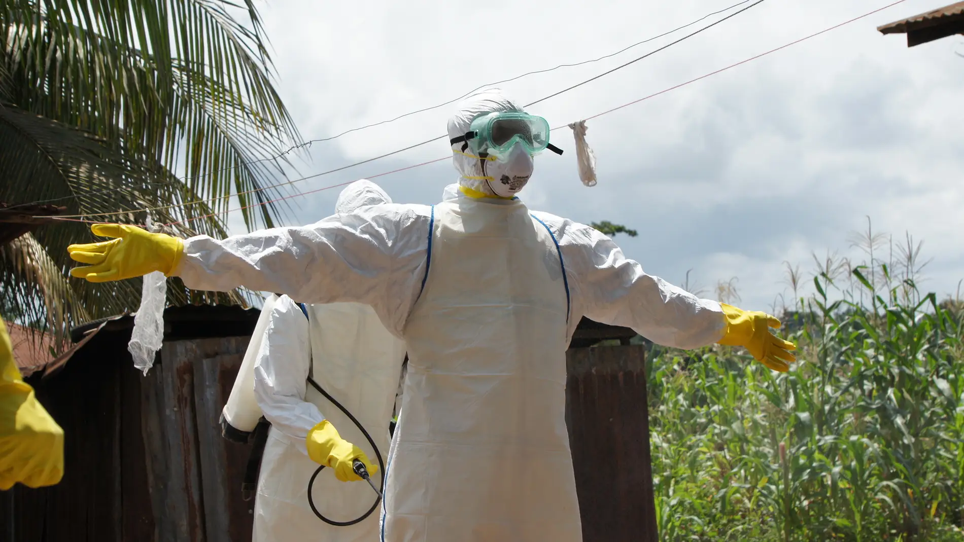 Sanitario vestido con un traje de protección