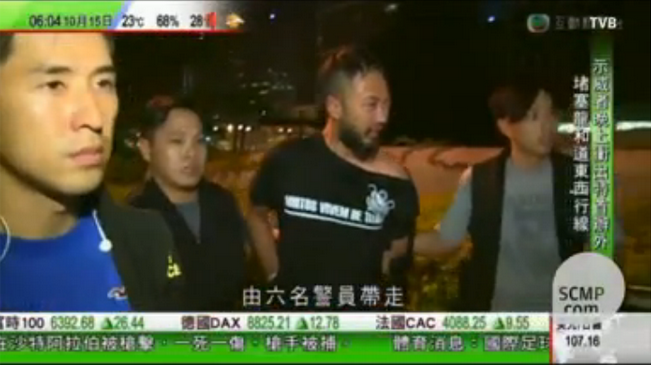 Un vídeo muestra como varios policías golpean a un manifestante en Hong Kong