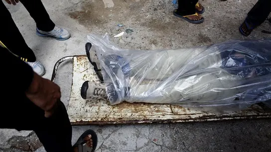 Miembros de los servicios sanitarios nepalíes trasladan el cuerpo de un montañero que falleció en el paso Throung La, del circuito de Annapurna. Miembros de los servicios sanitarios nepalíes trasladan el cuerpo de un montañero que falleció en el paso Throung La, del circuito de Annapurna.