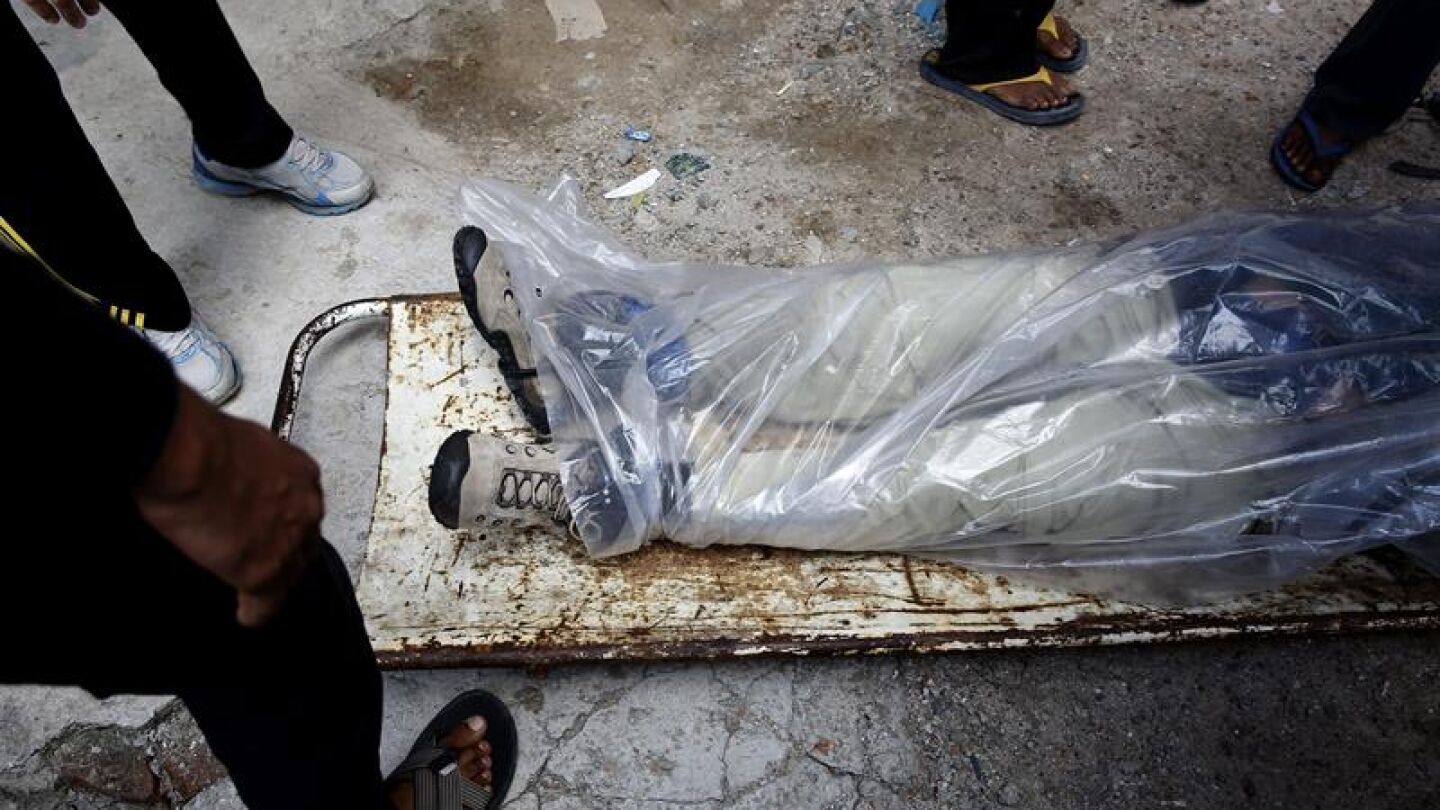 Miembros de los servicios sanitarios nepal&iacute;es trasladan el cuerpo de un monta&ntilde;ero que falleci&oacute; en el paso Throung La, del circuito de Annapurna.