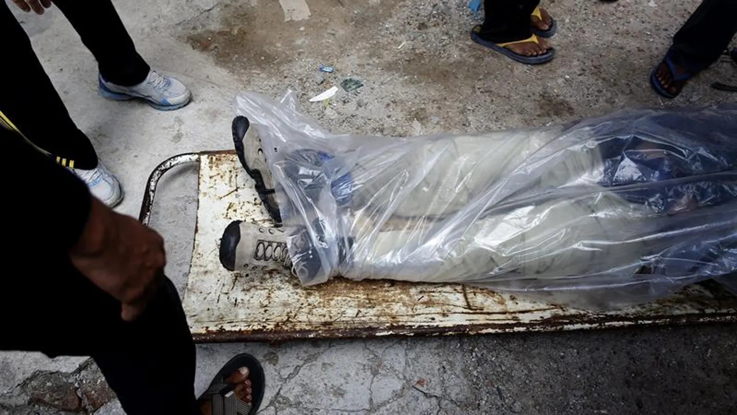 Miembros de los servicios sanitarios nepalíes trasladan el cuerpo de un montañero que falleció en el paso Throung La, del circuito de Annapurna. Miembros de los servicios sanitarios nepalíes trasladan el cuerpo de un montañero que falleció en el paso Throung La, del circuito de Annapurna.