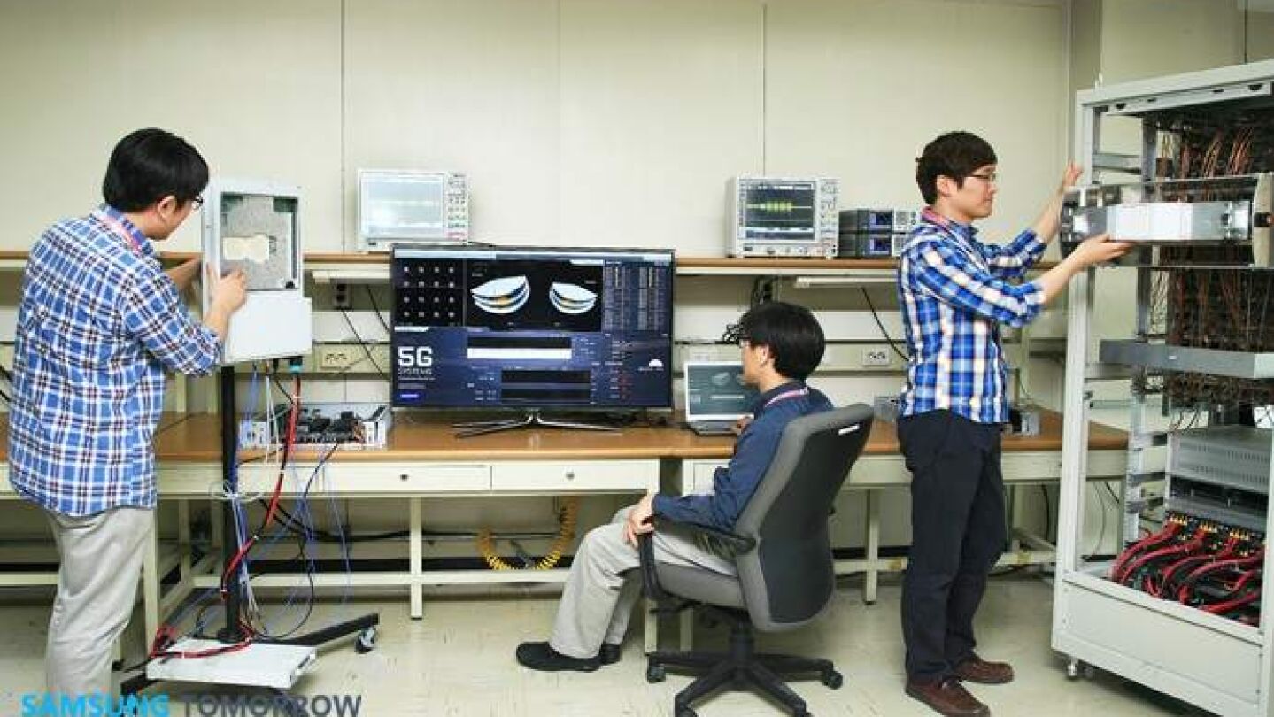 Imagen de archivo de ingenieros probando la tecnolog&iacute;a 5G