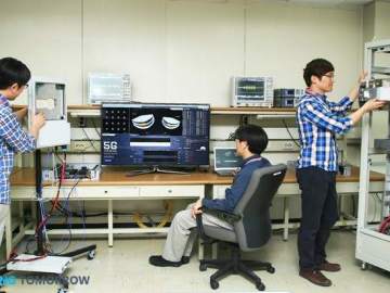 Imagen de archivo de ingenieros probando la tecnología 5G Imagen de archivo de ingenieros probando la tecnología 5G