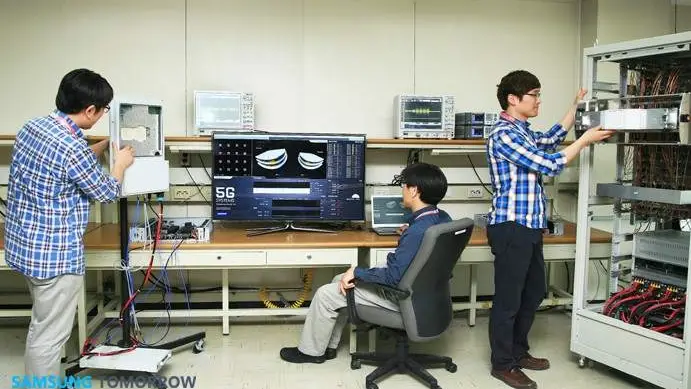 Imagen de archivo de ingenieros probando la tecnología 5G