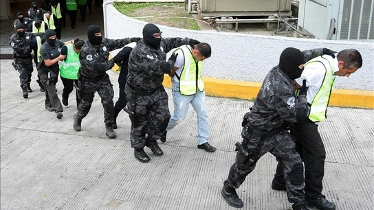 Policías federales conducen a los detenidos en las instalaciones de la fiscalía general en Ciudad de México Policías federales conducen a los detenidos en las instalaciones de la fiscalía general en Ciudad de México
