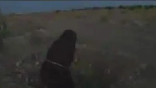 La mujer lapidada por adulterio en el vídeo grabado por el EI La mujer lapidada por adulterio en el vídeo grabado por el EI