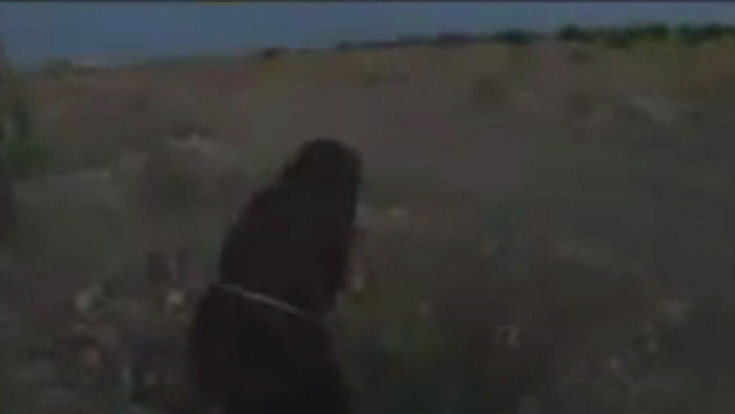 La mujer lapidada por adulterio en el v&iacute;deo grabado por el EI