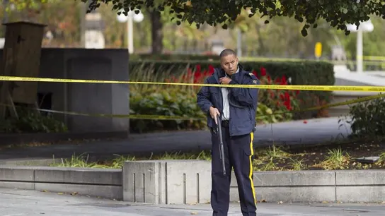 La policía acordona la zona a su llegada al Parlamento en Ottawa La policía acordona la zona a su llegada al Parlamento en Ottawa