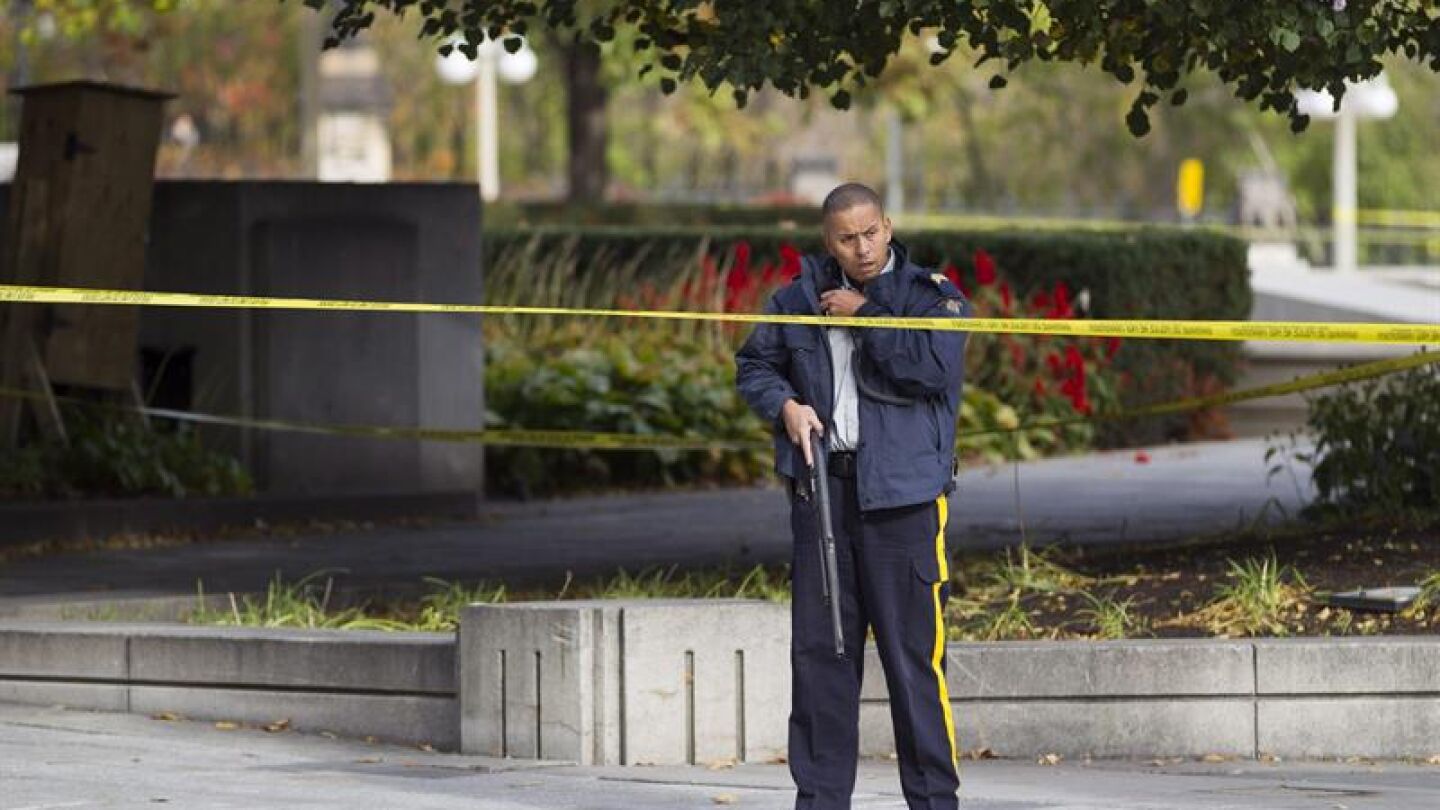 La polic&iacute;a acordona la zona a su llegada al Parlamento en Ottawa