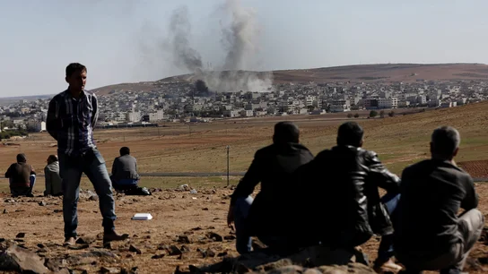 Una columna de humo se eleva en la localidad kurdo-siria de Kobani Una columna de humo se eleva en la localidad kurdo-siria de Kobani