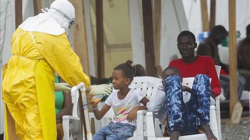 Un sanitario reparte medicinas entre posibles infectados