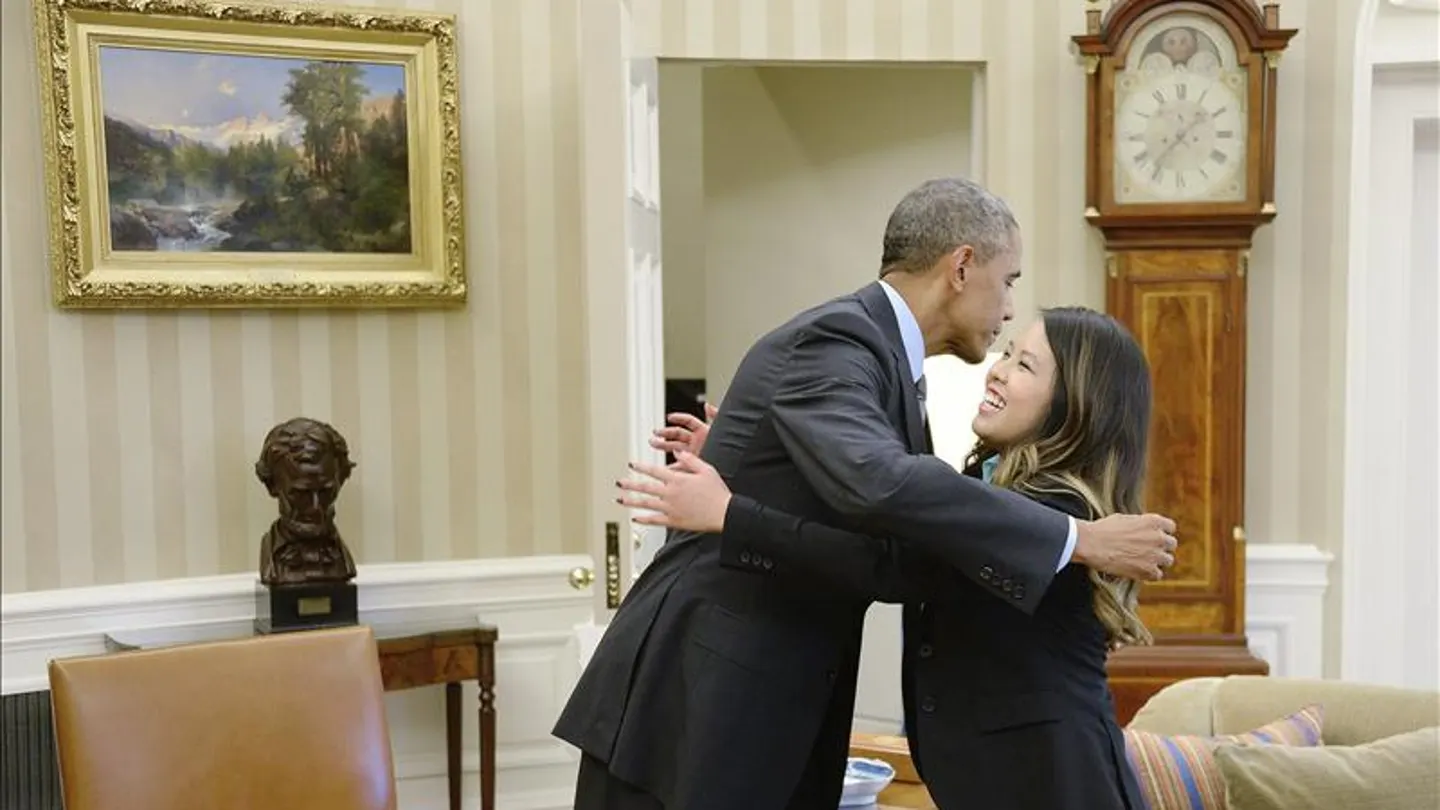 Nina Pham se abraza con Obama durante su visita en la Casa Blanca Nina Pham se abraza con Obama durante su visita en la Casa Blanca