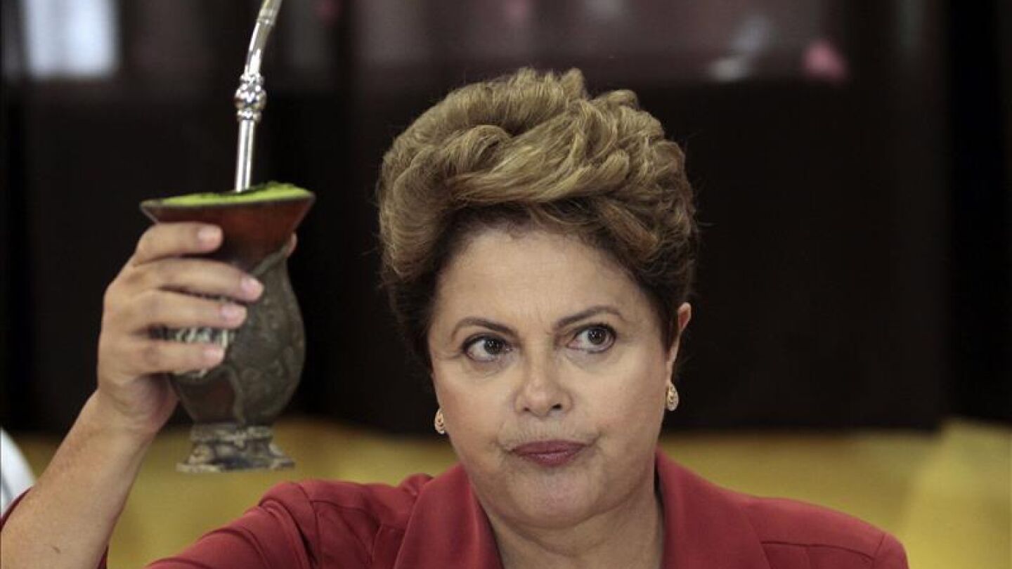 Dilma Rousseff posa para los fot&oacute;grafos bebiendo mate despu&eacute;s de votar