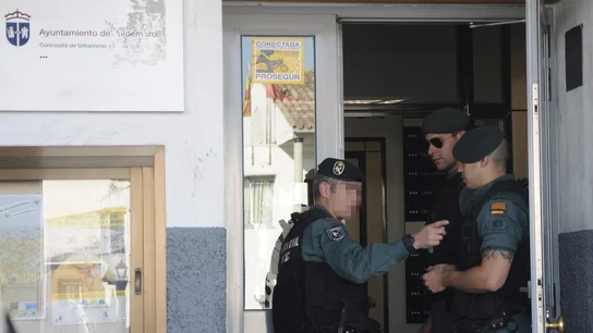 La Guardia Civil vigila la entrada principal del Ayuntamiento de Valdemoro La Guardia Civil vigila la entrada principal del Ayuntamiento de Valdemoro