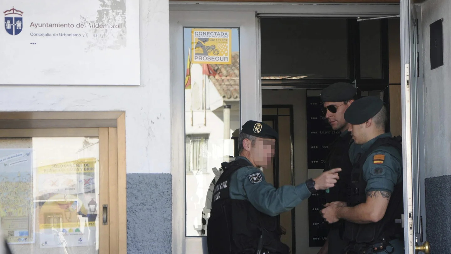 La Guardia Civil vigila la entrada principal del Ayuntamiento de Valdemoro La Guardia Civil vigila la entrada principal del Ayuntamiento de Valdemoro
