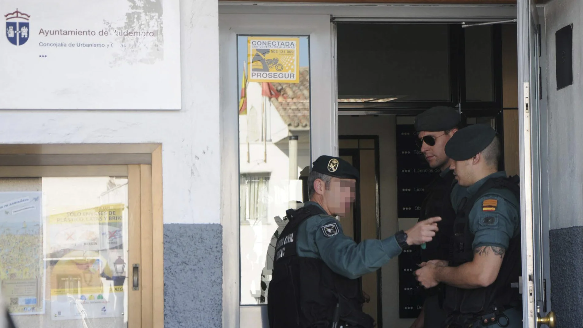 La Guardia Civil vigila la entrada principal del Ayuntamiento de Valdemoro