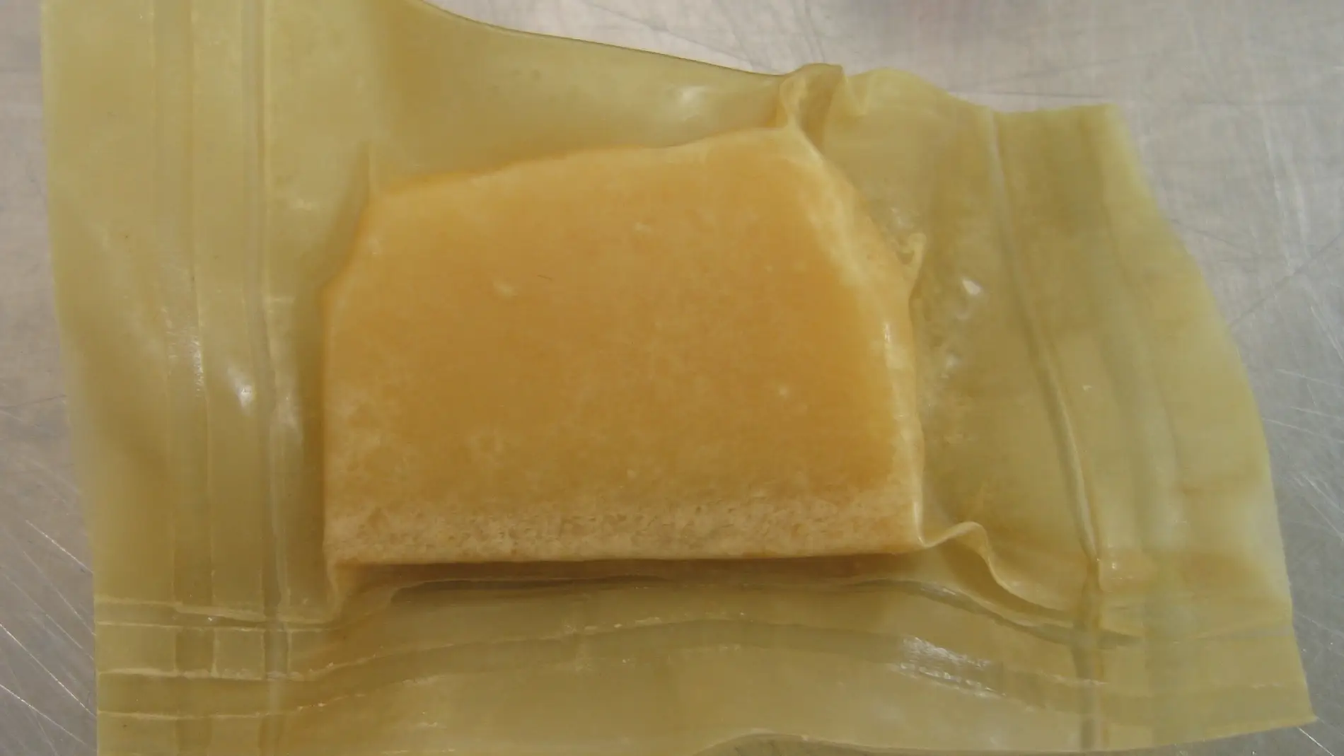 Queso envasado al vacío en envase activo