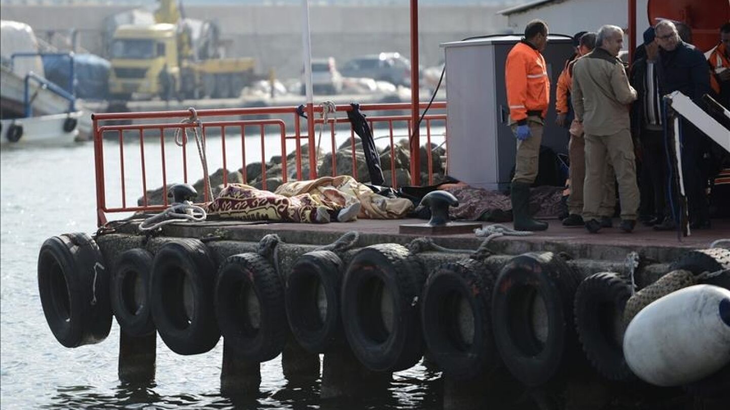 Al menos 24 muertos al naufragar una barca con 40 refugiados en Turqu&iacute;a