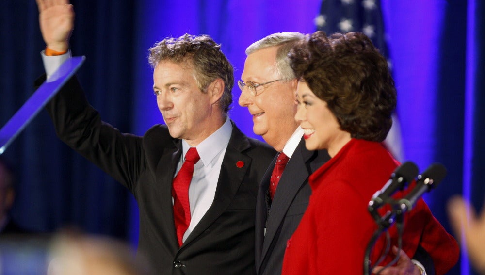 El senador republicano de Kentucky Mitch McConnell (c) junto a su esposa y el senador Rand Paul (i)