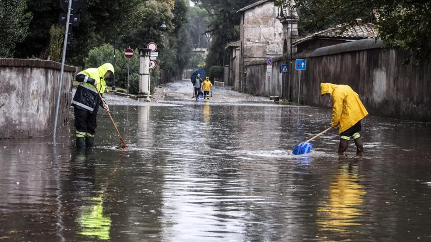 Un trabajador intenta desatascar las alcantarillas en una calle en Roma (Italia) Un trabajador intenta desatascar las alcantarillas en una calle en Roma (Italia)