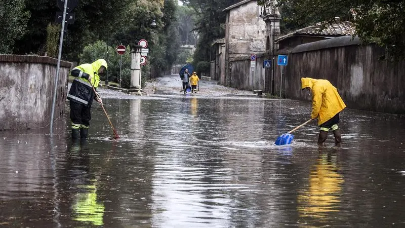 Un trabajador intenta desatascar las alcantarillas en una calle en Roma (Italia) Un trabajador intenta desatascar las alcantarillas en una calle en Roma (Italia)