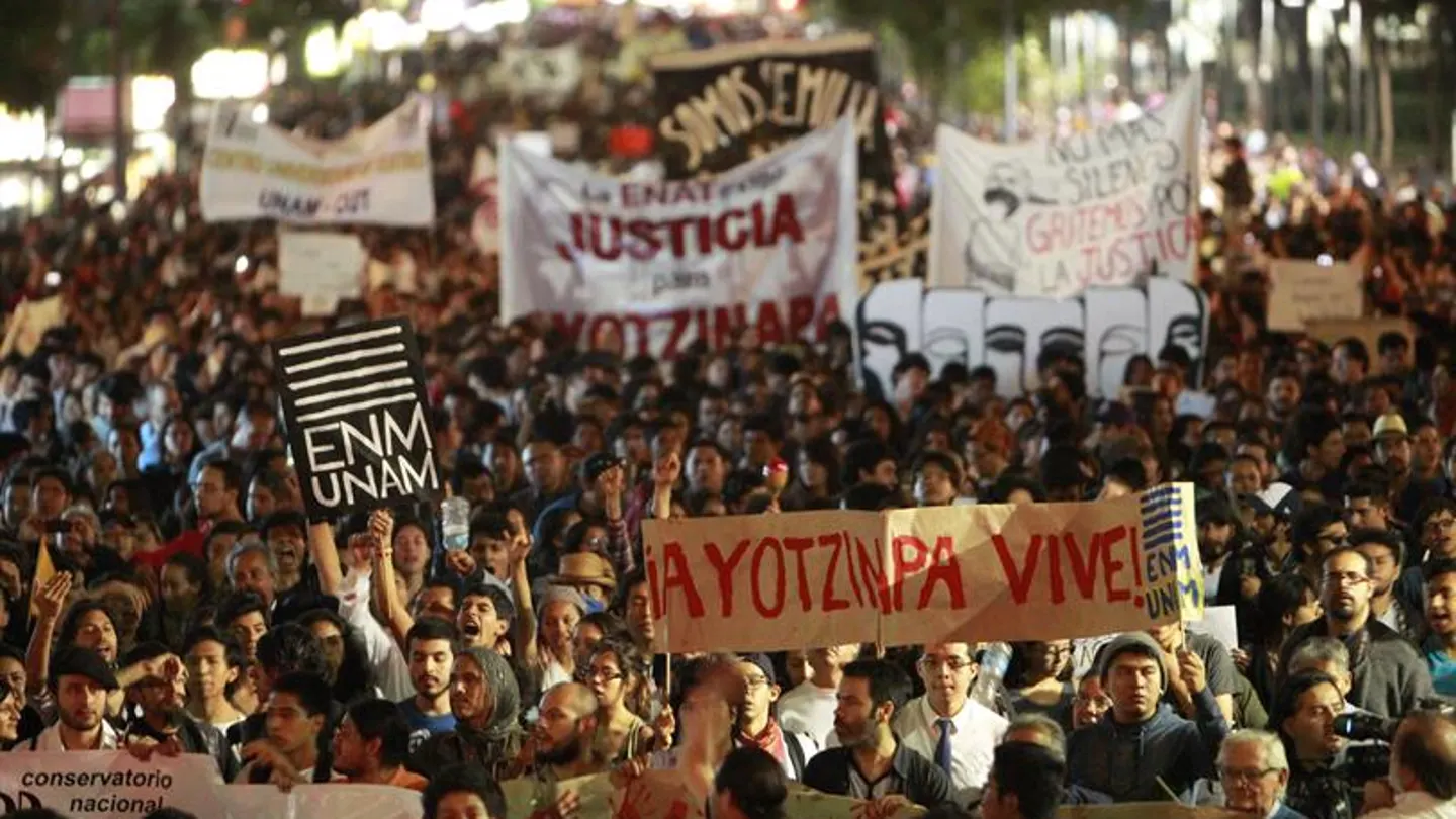 mexicanos se unen en grito por los 43 estudiantes desaparecidos de Ayotzinapa mexicanos se unen en grito por los 43 estudiantes desaparecidos de Ayotzinapa