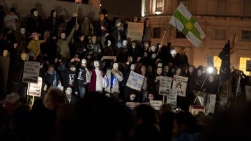 Manifestantes permanecen en Trafalgar Square durante "La marcha del millón de máscaras" 