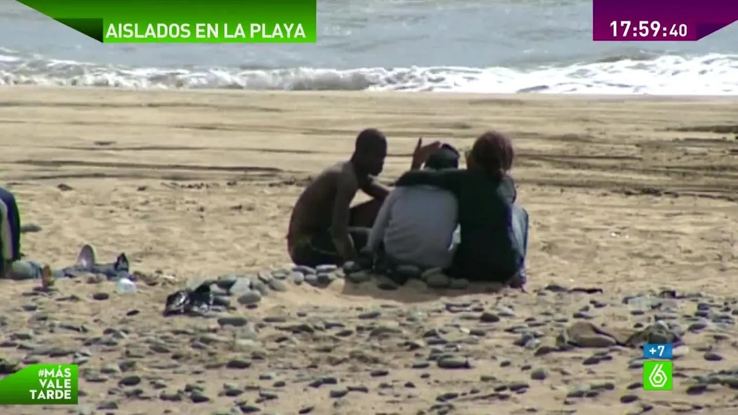 Inmigrantes en la playa de Maspalomas Inmigrantes en la playa de Maspalomas