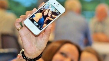 Lo sentimos, la palabra 'selfie' no ha entrado en la RAE