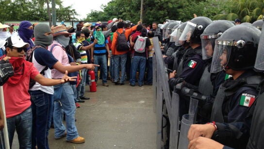 Polic&iacute;as federales impiden el paso a profesores y familiares de los 43 j&oacute;venes desaparecidos en M&eacute;xico