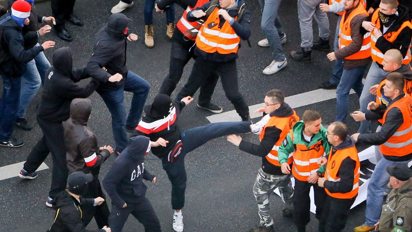 Participantes en la "Marcha por la Independencia" se enfrentan a miembros de seguridad en Varsovia