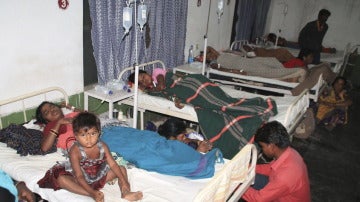 Varias mujeres permanecen hospitalizadas en Bilaspur, India, tras someterse a cirugías de esterilización