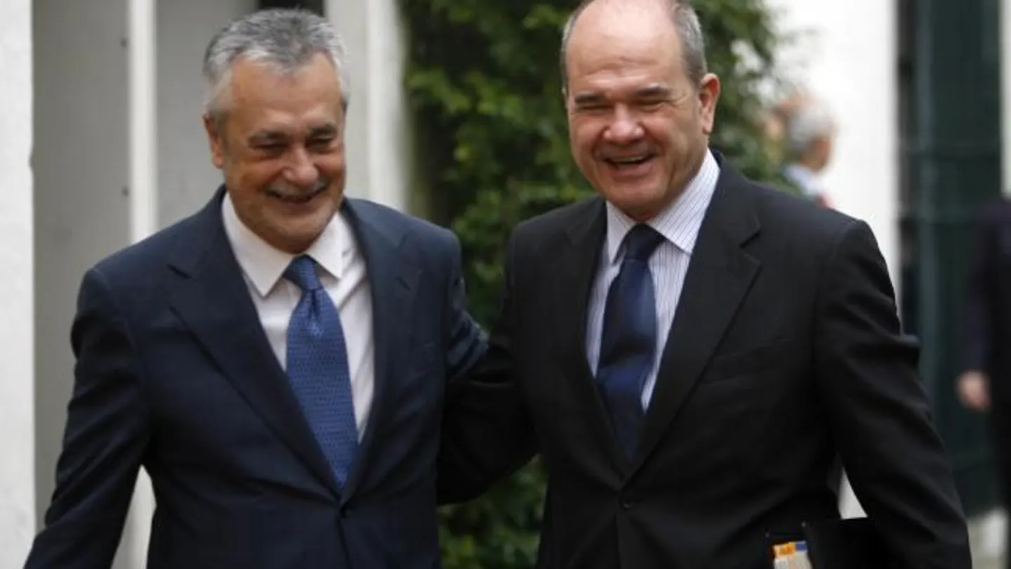 José Antonio Griñán y Manuel Chaves tras una reunión. José Antonio Griñán y Manuel Chaves tras una reunión.