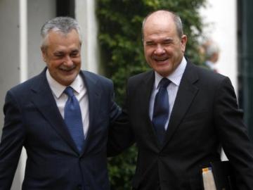 José Antonio Griñán y Manuel Chaves tras una reunión. José Antonio Griñán y Manuel Chaves tras una reunión.