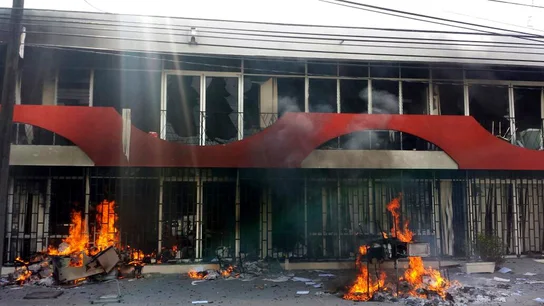 Maestros mexicanos incendian Congreso estatal en protesta por desapariciones Maestros mexicanos incendian Congreso estatal en protesta por desapariciones