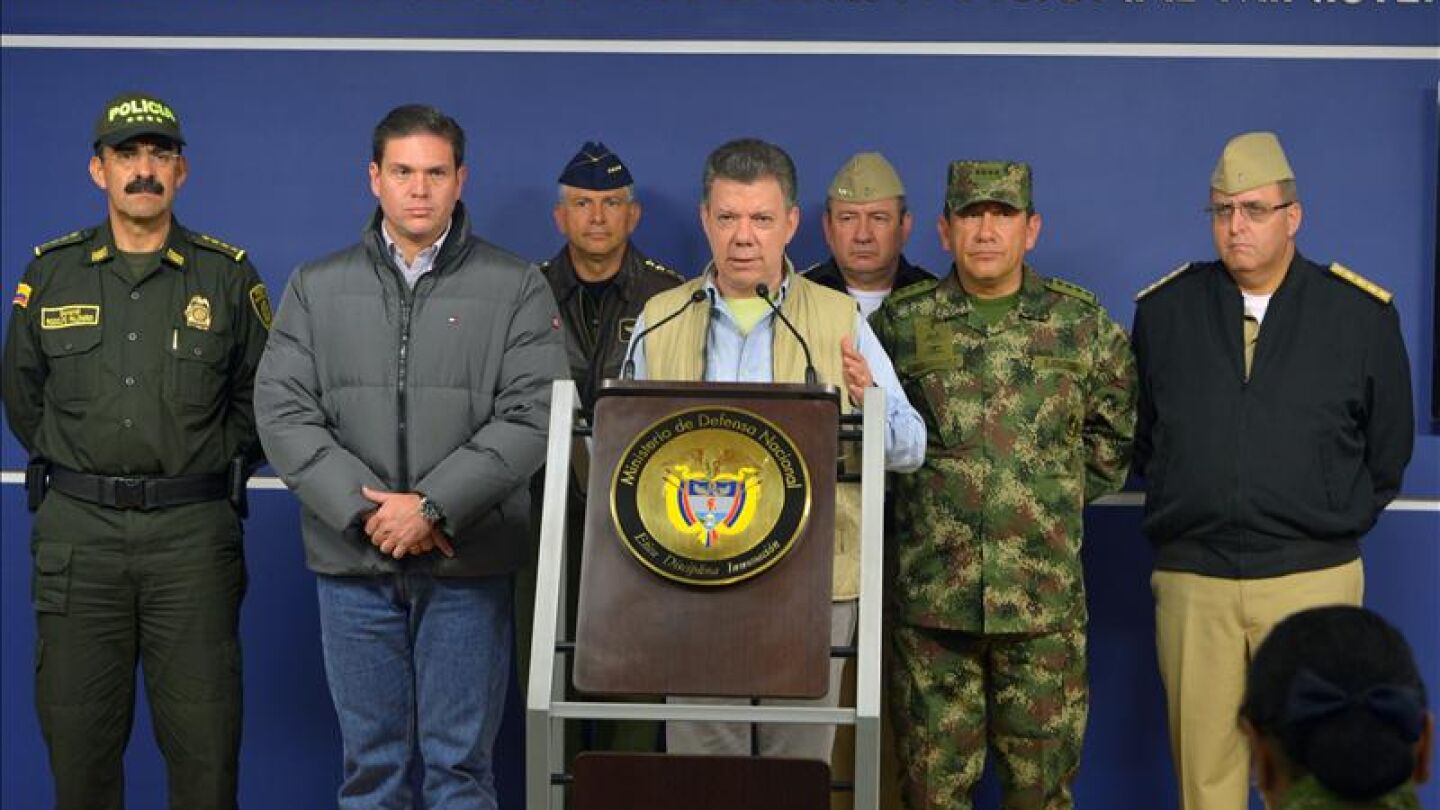 El presidente de Colombia, Juan Manuel Santos, se dirige a los medios