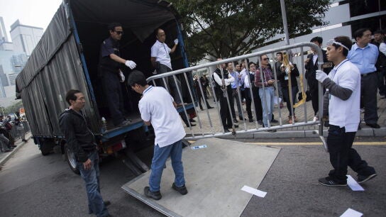 Personal del edificio de oficinas Citic Tower retira barricadas en una zona ocupada en Admiralty, en Hong Kong 