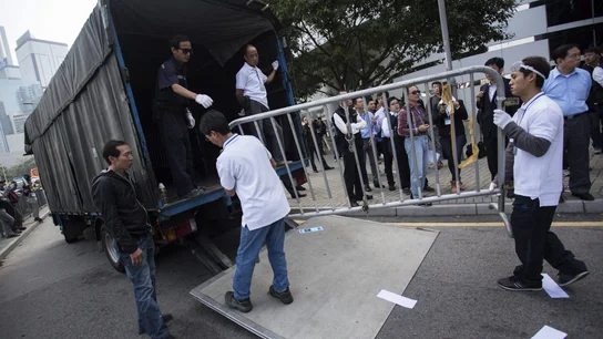 Personal del edificio de oficinas Citic Tower retira barricadas en una zona ocupada en Admiralty, en Hong Kong Personal del edificio de oficinas Citic Tower retira barricadas en una zona ocupada en Admiralty, en Hong Kong