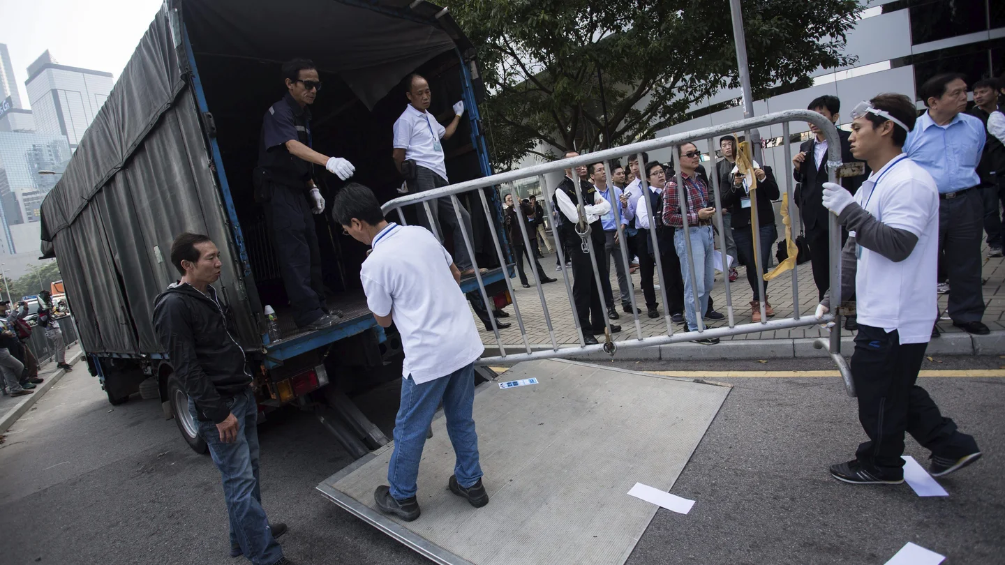 Personal del edificio de oficinas Citic Tower retira barricadas en una zona ocupada en Admiralty, en Hong Kong Personal del edificio de oficinas Citic Tower retira barricadas en una zona ocupada en Admiralty, en Hong Kong