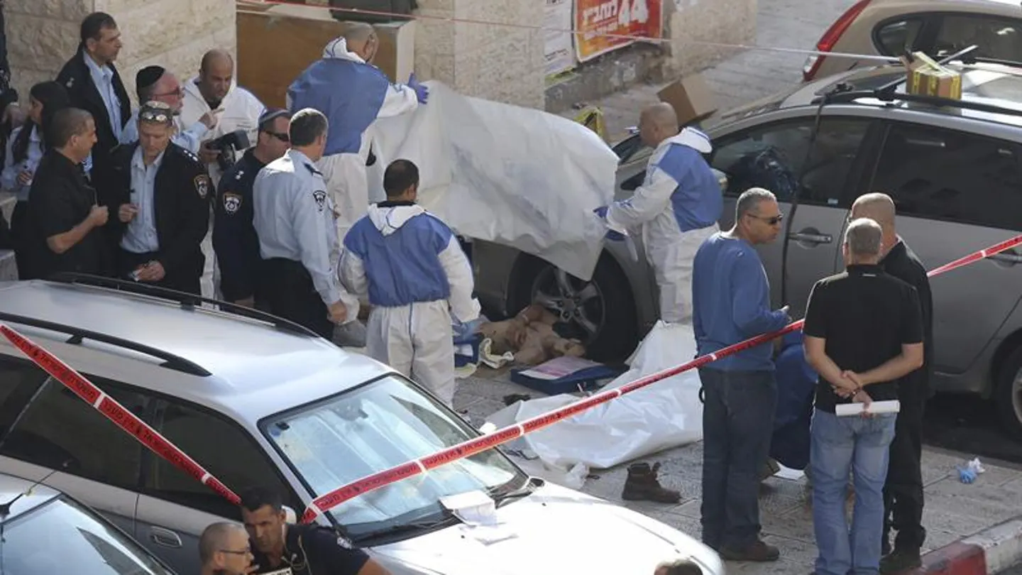 Personal sanitario cubre el cuerpo de una de las víctimas tras el ataque contra una sinagoga en Jerusalén Personal sanitario cubre el cuerpo de una de las víctimas tras el ataque contra una sinagoga en Jerusalén