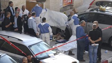 Personal sanitario cubre el cuerpo de una de las víctimas tras el ataque contra una sinagoga en Jerusalén