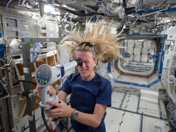 Mujer en el espacio