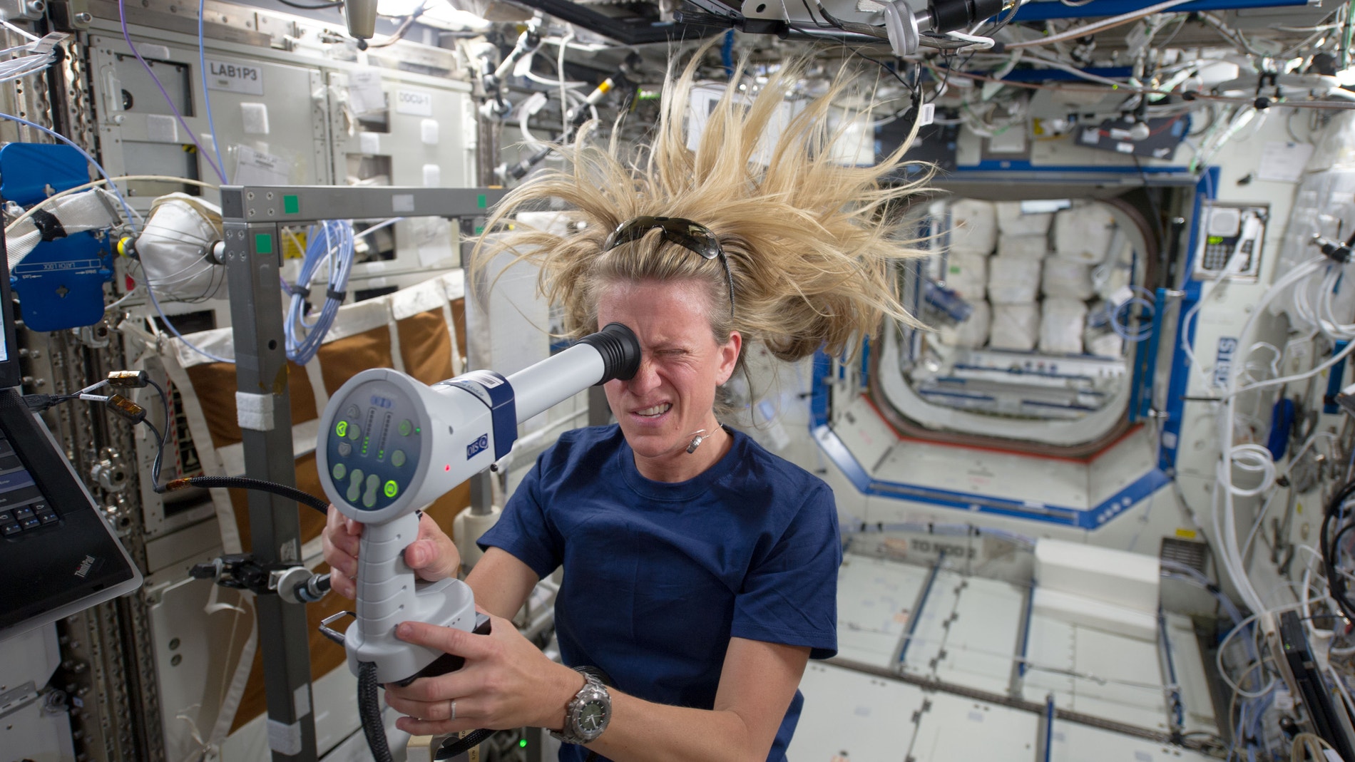 Mujer en el espacio