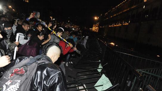 Encapuchados y polic&iacute;as chocan tras una marcha por los 43 desaparecidos en M&eacute;xico